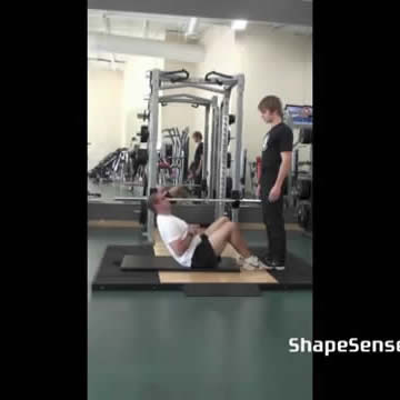 An image of a man performing the sit up exercise.